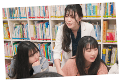 生徒同士で相談している画像